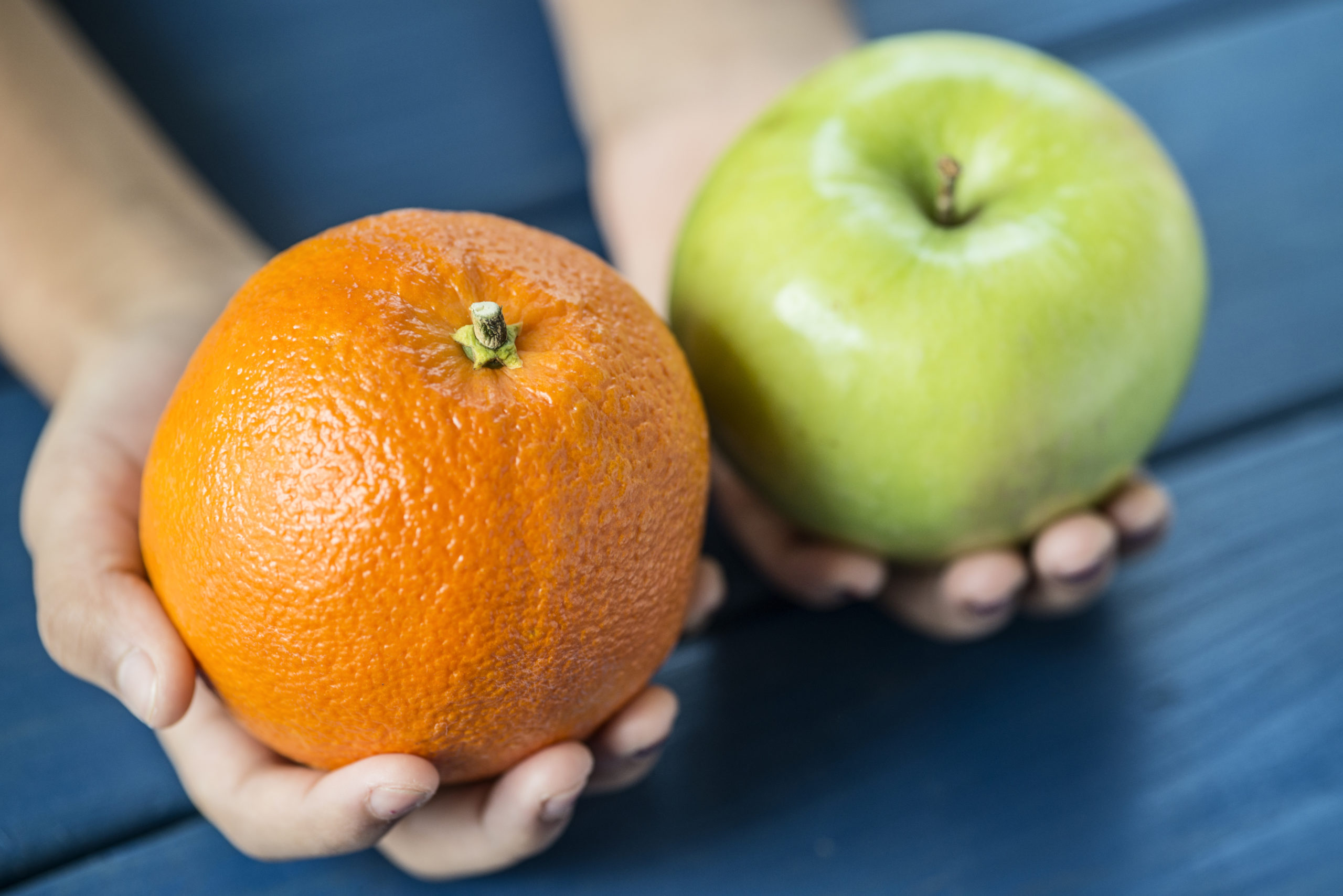 Мандарин займ. Яблоко и апельсин. Яблоки и мандарины. Мандарин в руке. Апельсиновое яблоко.